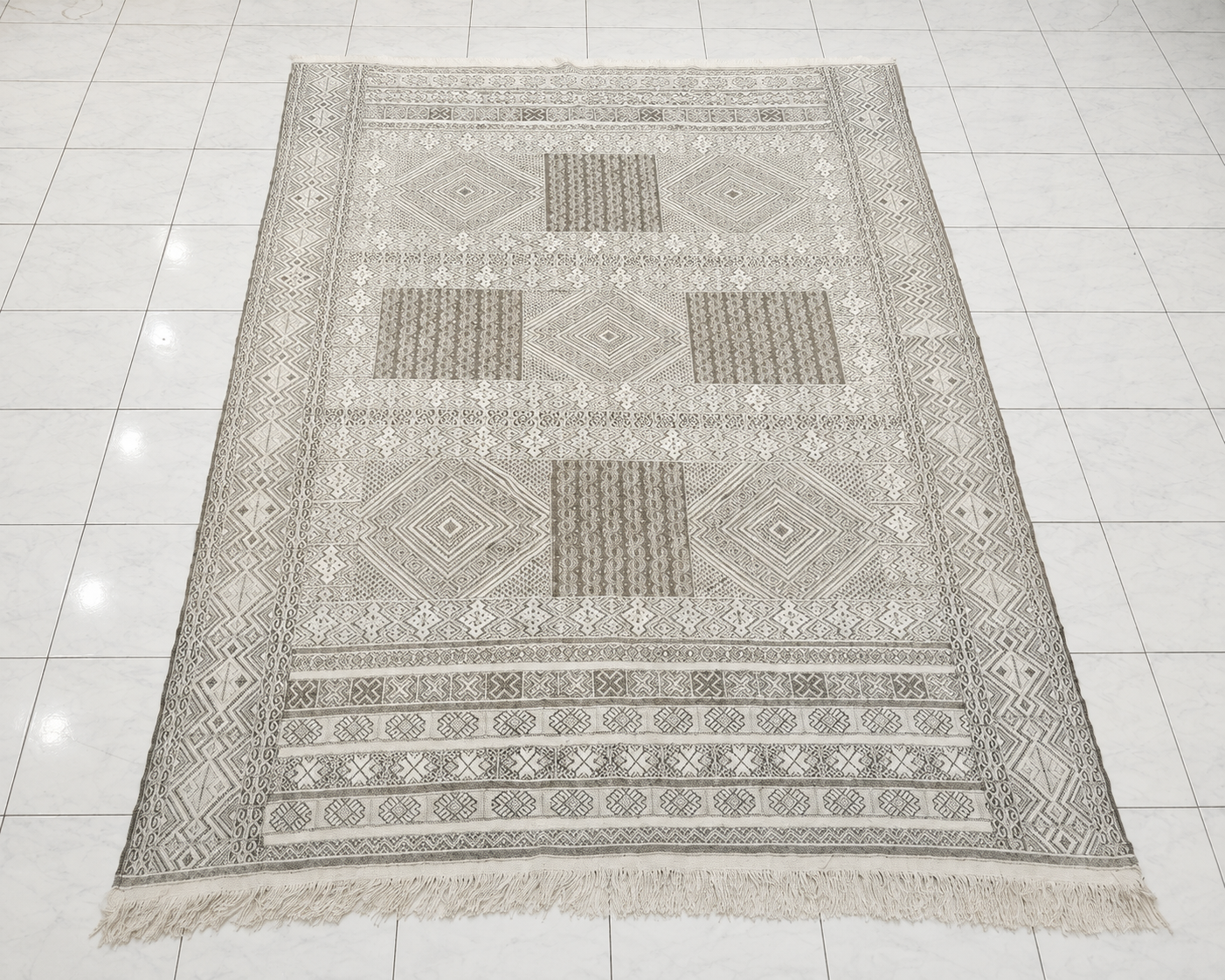 Zemour Silver Diamond Flatweave. Zemour, c. 1970–1985. 200 × 320 cm.